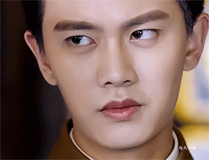 任嘉伦这表情我看了好多遍!他的脸动了吗?没动,他笑了