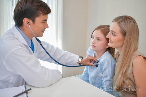 健康概念医生正在检查孩子的健康父母带孩子去医院看医生