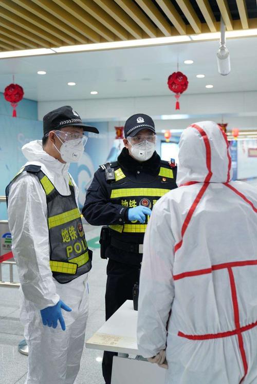 西安警察棒球队队员在疫情防控一线