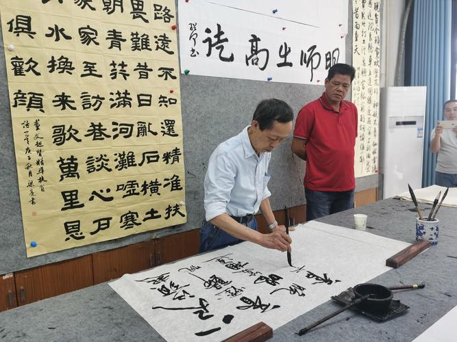 卢定山:中国书法家协会会员,前广西书法家协会副主席.