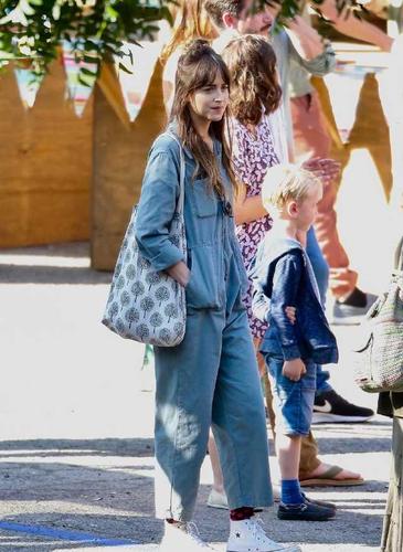 达科塔约翰逊亮相拍摄现场减龄刘海配工装连体裤依旧宛如18岁