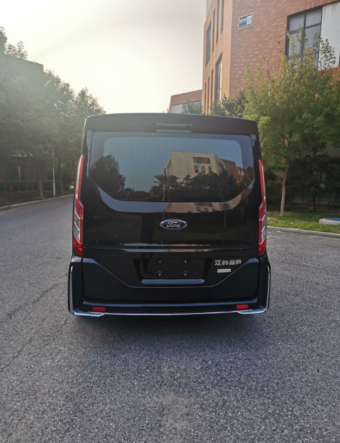 也可大概猜测出该款新车属福特途睿欧系列下的新增mpv车型