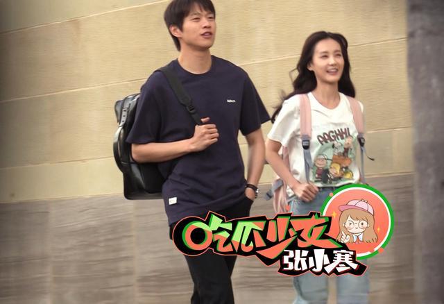 李一桐与魏大勋合作拍新戏俩人并肩微笑热聊心情好