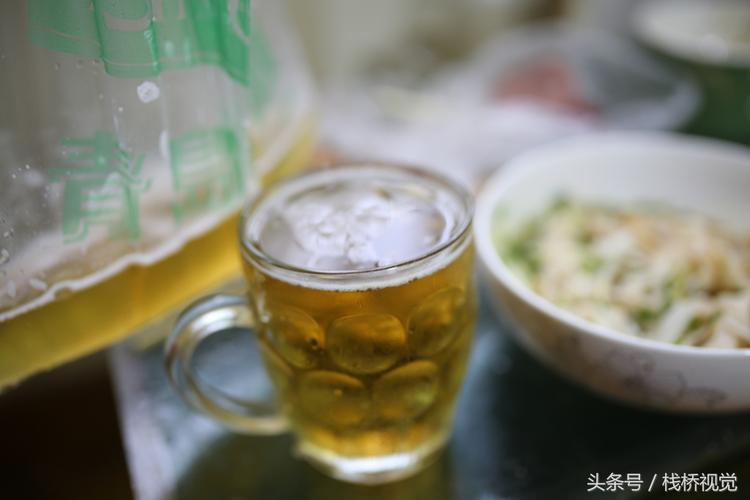 青岛下暴雨雨天喝散啤酒最爽40多块钱有酒有肉吃好喝好