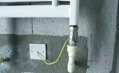 由局部等电位端子排引至厨房,卫生间各金属管道及其他设备.