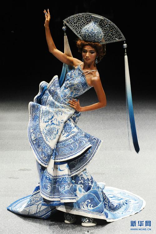 郭培时装华丽亮相新加坡fide时装周