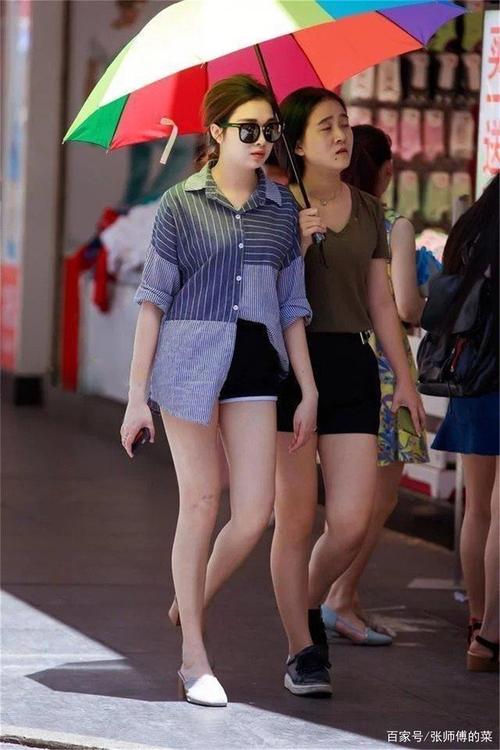 街拍时尚女郎:小姐姐身穿个性上衣,时尚又亮丽,尽显