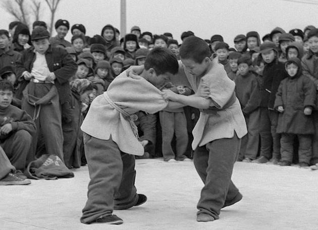 怀旧80后童年老照片:我们那时虽然玩具少,但是很快乐