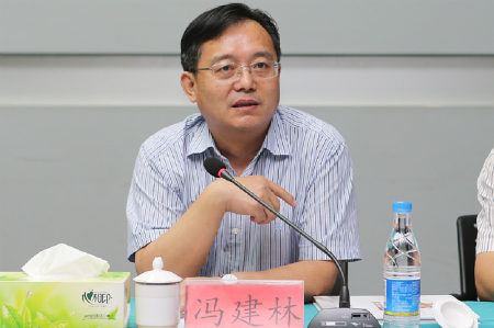 1,苏宿工业园党工委书记,管委会主任冯建林介绍园区情况 摄影 陈瑜