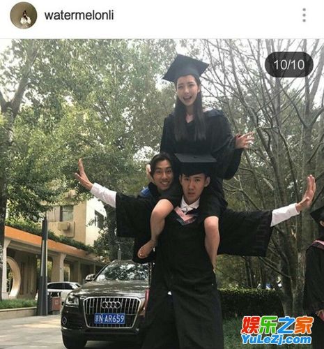 豆得儿骑在男同学脖子上,双腿紧夹着男生的腰,一手还抚摸另一名男同学