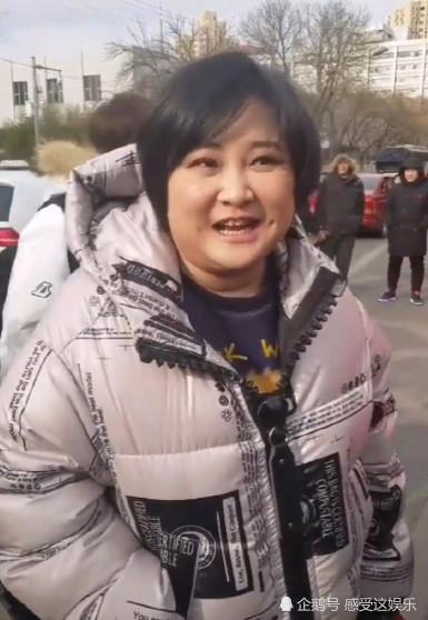 路人镜头下的贾玲,网友快认不出来了:你经历了什么?