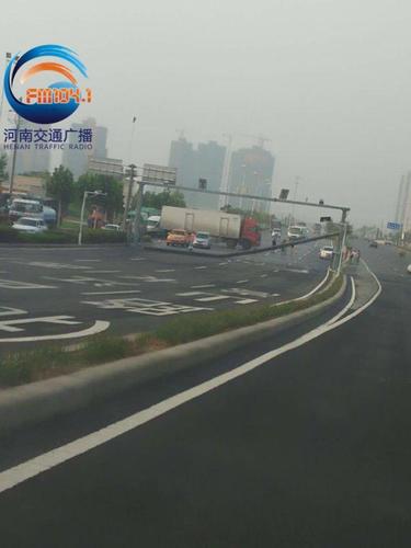 今晨郑州大货车撞上限高架致上桥口断行