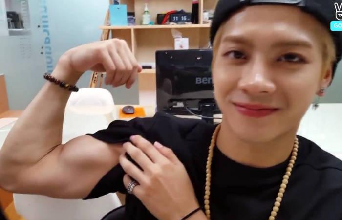 王嘉尔说喜欢秀肌肉是因为遗传,网友:爸爸不背锅