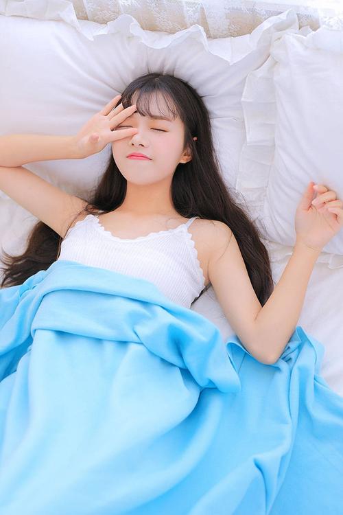 白嫩美女床上大胆诱惑性感白丝袜美腿写真