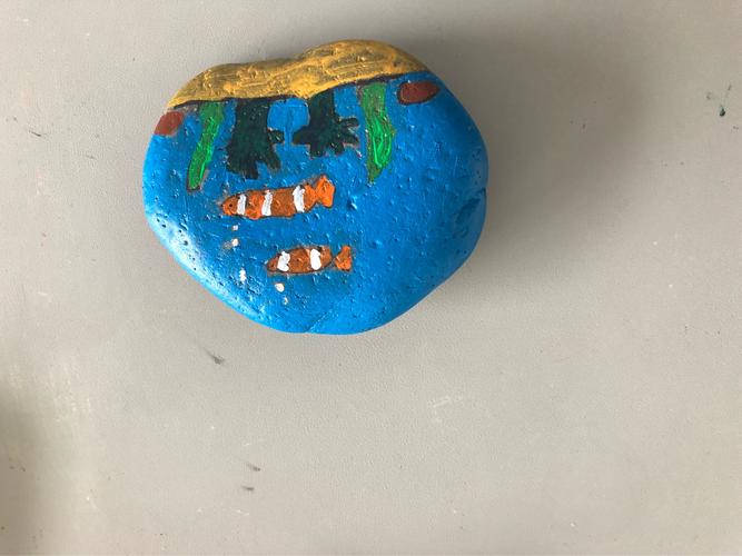 三年级石头画-《小丑鱼》