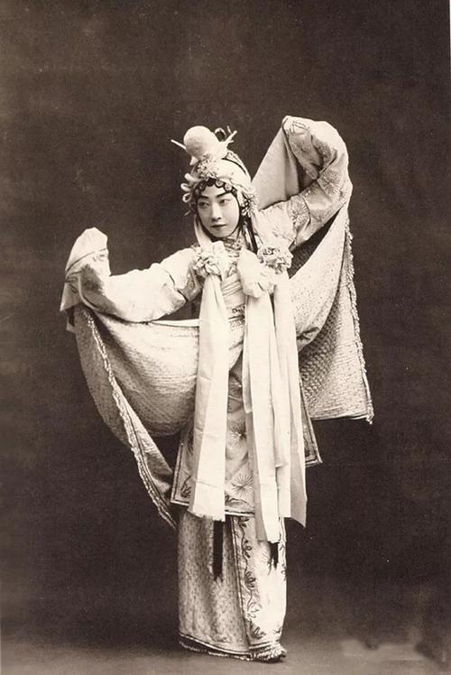 昆曲折子戏《水斗,断桥》的表演,京剧称《金山寺》,陈德霖向梅兰芳