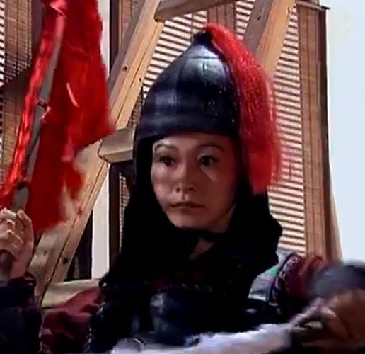 穆桂英挂帅里的演兵台那个女摇旗手是谁?