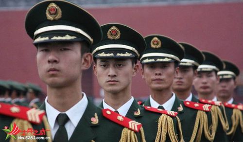武警部队制服标识沿革演变与藏品图集