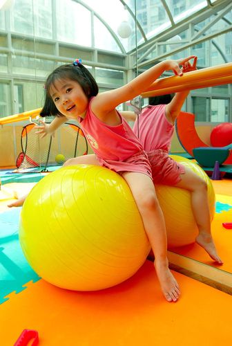 玩球的可爱小女孩