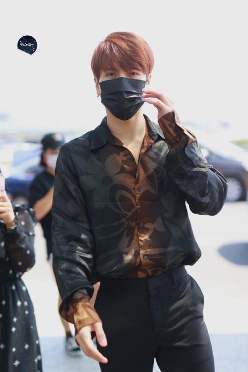 王嘉尔碎花穿搭