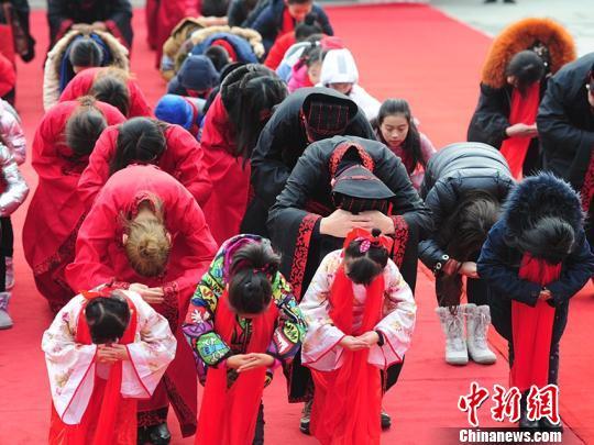 参与者向先师先贤塑像献花,行鞠躬礼,表达对先师先贤的崇敬之情.