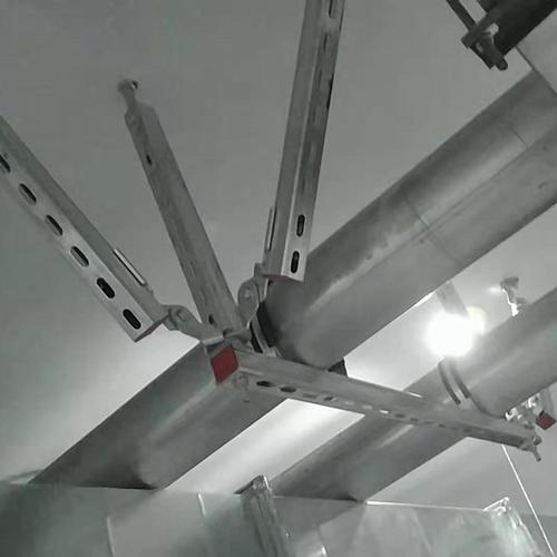 管道支架应与暖通给排水强电弱电建筑结构等专业密切配合施工;抗震