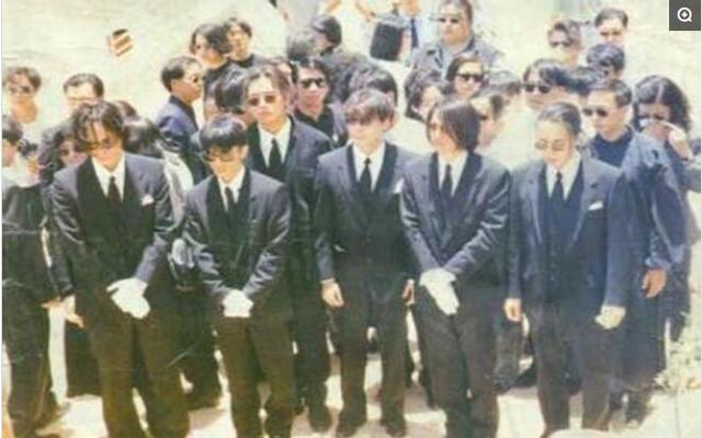 直击黄家驹葬礼,beyond扶灵,刘德华,李克勤出席,场面一度失控