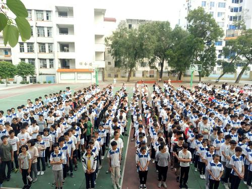 作为苍梧实验中学最后一届以这个校名毕业的学生,他们倍感珍惜.