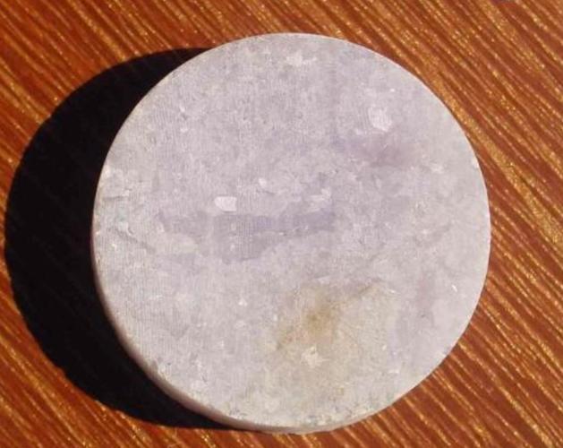 一般来说,翡翠内部的晶体颗粒较粗,其翠性就更明显,比如豆种翡翠和糯