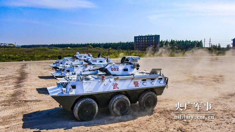 硝烟四起!武警尖兵驾装甲车演练实施火力压制
