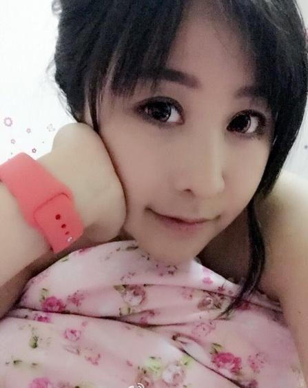 写真出击/潘晓婷趴,何雯娜躺,吕帅希胸!网友新词汇