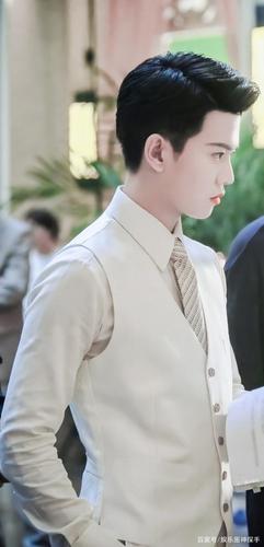 都说任嘉伦长相不算惊艳,那是你没见过他的侧面照!