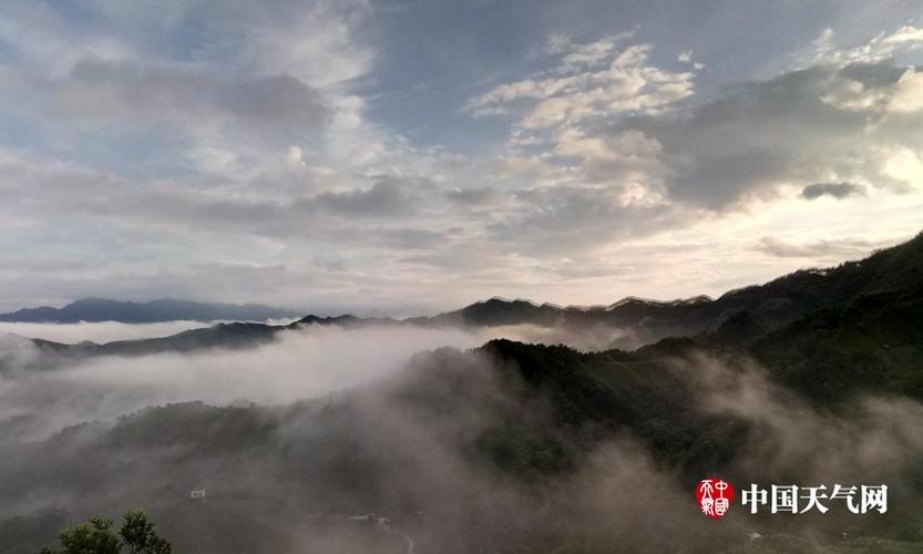 贺州:昭平大脑山清晨云雾缭绕 风景多娇