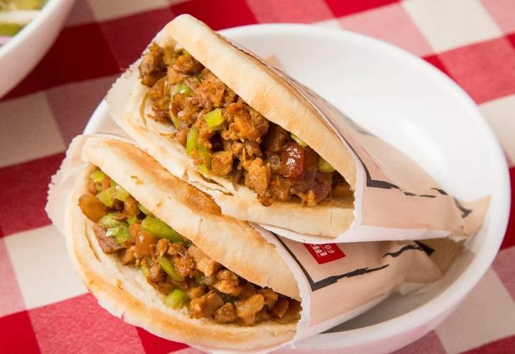 咬上一口,香浓的卤汁在舌尖爆开来,夹杂着青椒的清爽,馍的酥香,既果腹