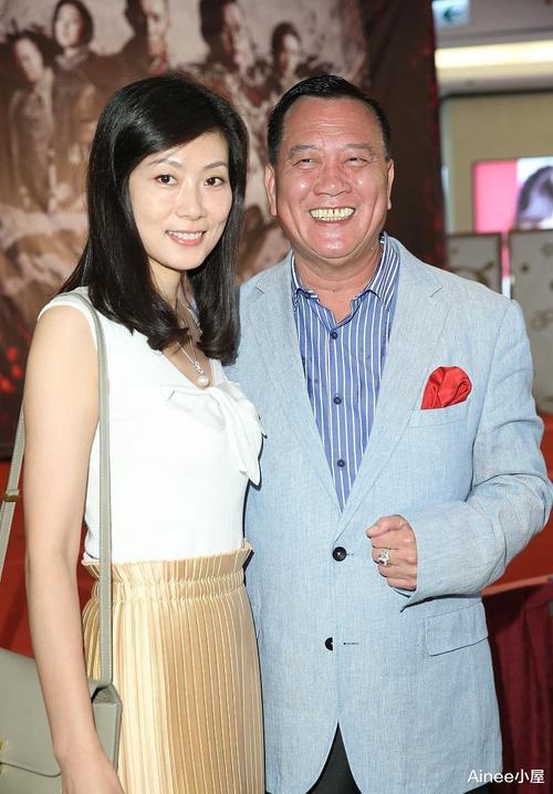 万梓良妻子仍有空姐的气质, 身材挺拔又纤细, 穿蕾丝礼裙有阔太样