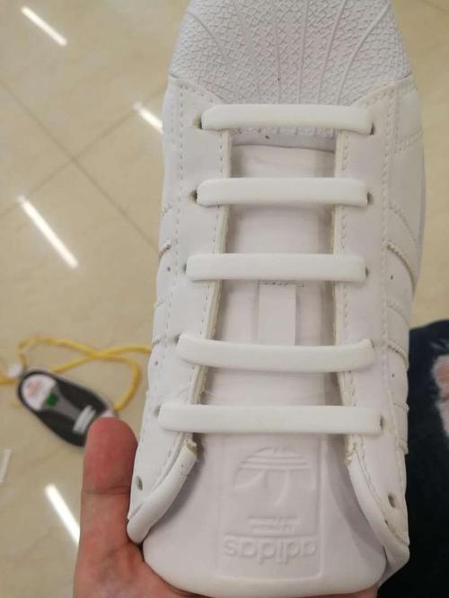 鞋带孔的一侧,然后再穿令一侧      呵呵,可以了,平行的穿法看起来不