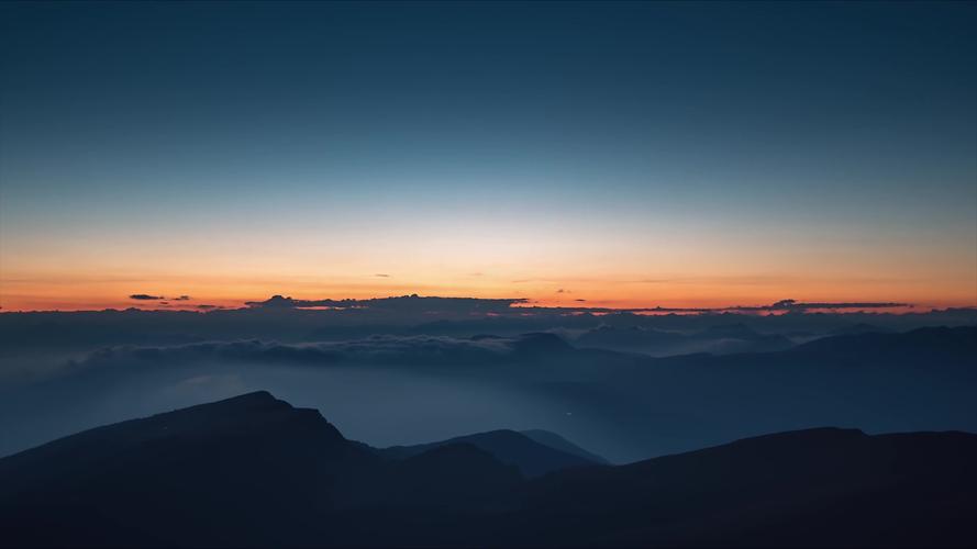 山峰山体云山雾绕