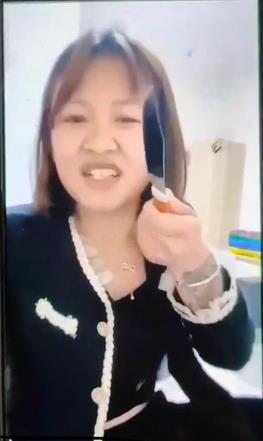 内蒙古包头街头发上一起惨案,一名年轻女子用买来的水果刀将这名清秀