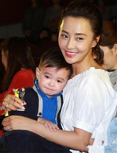 马雅舒晒儿女照片大眼睛黄头发长相可爱丈夫家务全包