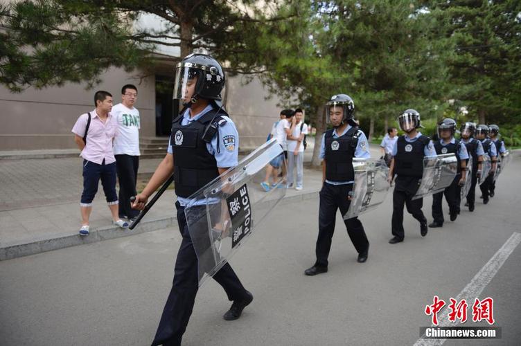 内蒙古高校配发警用装备 加强校园治安巡逻