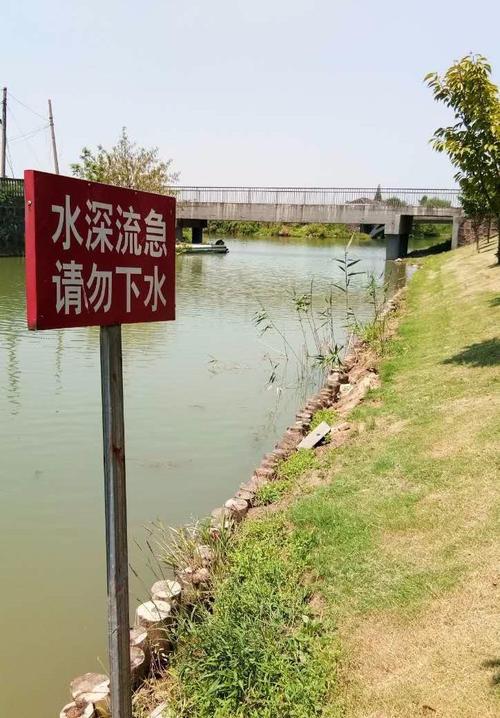 人野泳, 工作人员还强调, 水闸,排涝站以及取水口附近50米内 禁止游泳