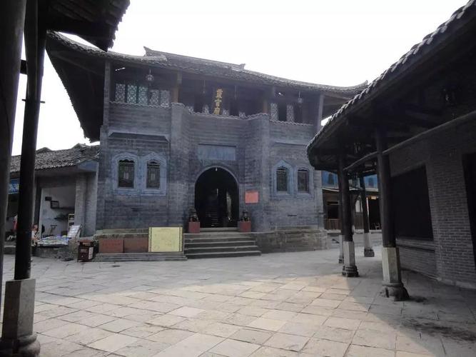 灵官庙1在古镇,街面是"船底",两边的房屋建筑是"船舷",中部的戏楼是"