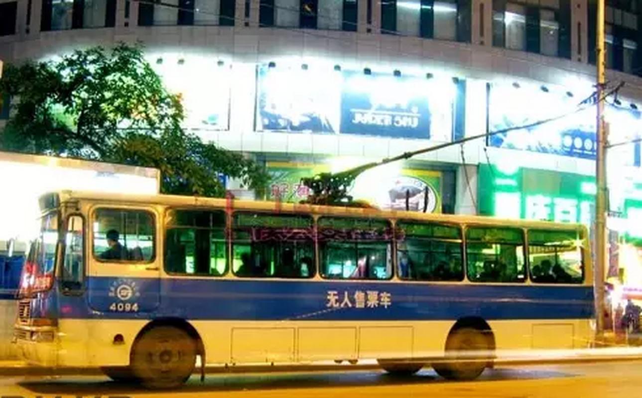 昔日在重庆重百临江门店门前驶过一辆无轨电车.