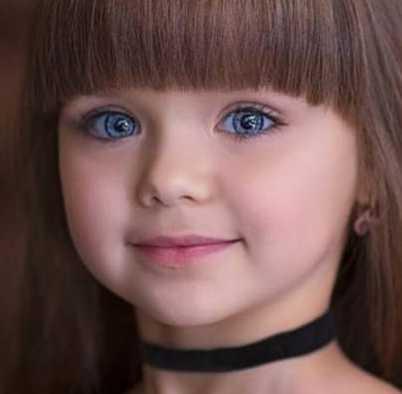 俄罗斯女孩长着一双迷人的蓝眼睛 被公司聘请当最小女