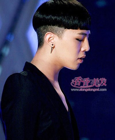 男生黑色齐 刘海 蘑菇头短 直发发型
