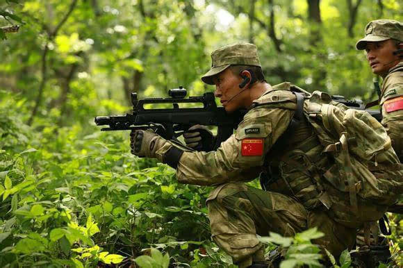 从电影战狼看解放军特种部队那些霸气臂章