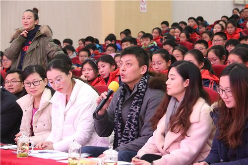 国际部沃诚老师宣布第一位最佳辩手奖小学部王颖老师宣布第二位最佳辩