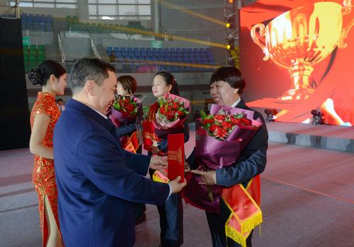 县委常委,政法委书记史振彬为李玉阁颁奖