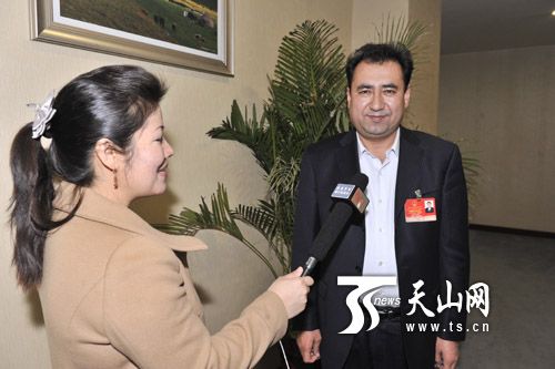 自治区人大代表,喀什地区教育局局长艾尼瓦尔·阿布力米提接受记者