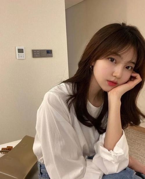 这款刘海弧度圆润,会给人温婉,可爱sense,和 圆脸仙女的气场很配.